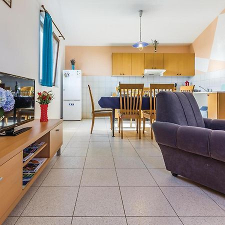 2 Bedroom Awesome Apartment In Vinkuran Exteriör bild